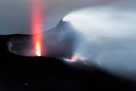 An explosion produces a fountain of lava and lapilli.