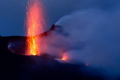 An explosion produces a fountain of lava and lapilli.