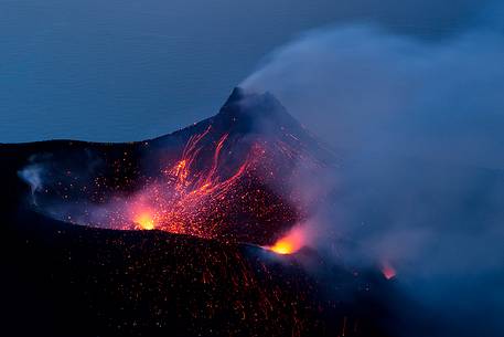 An explosion produces a fountain of lava and lapilli.